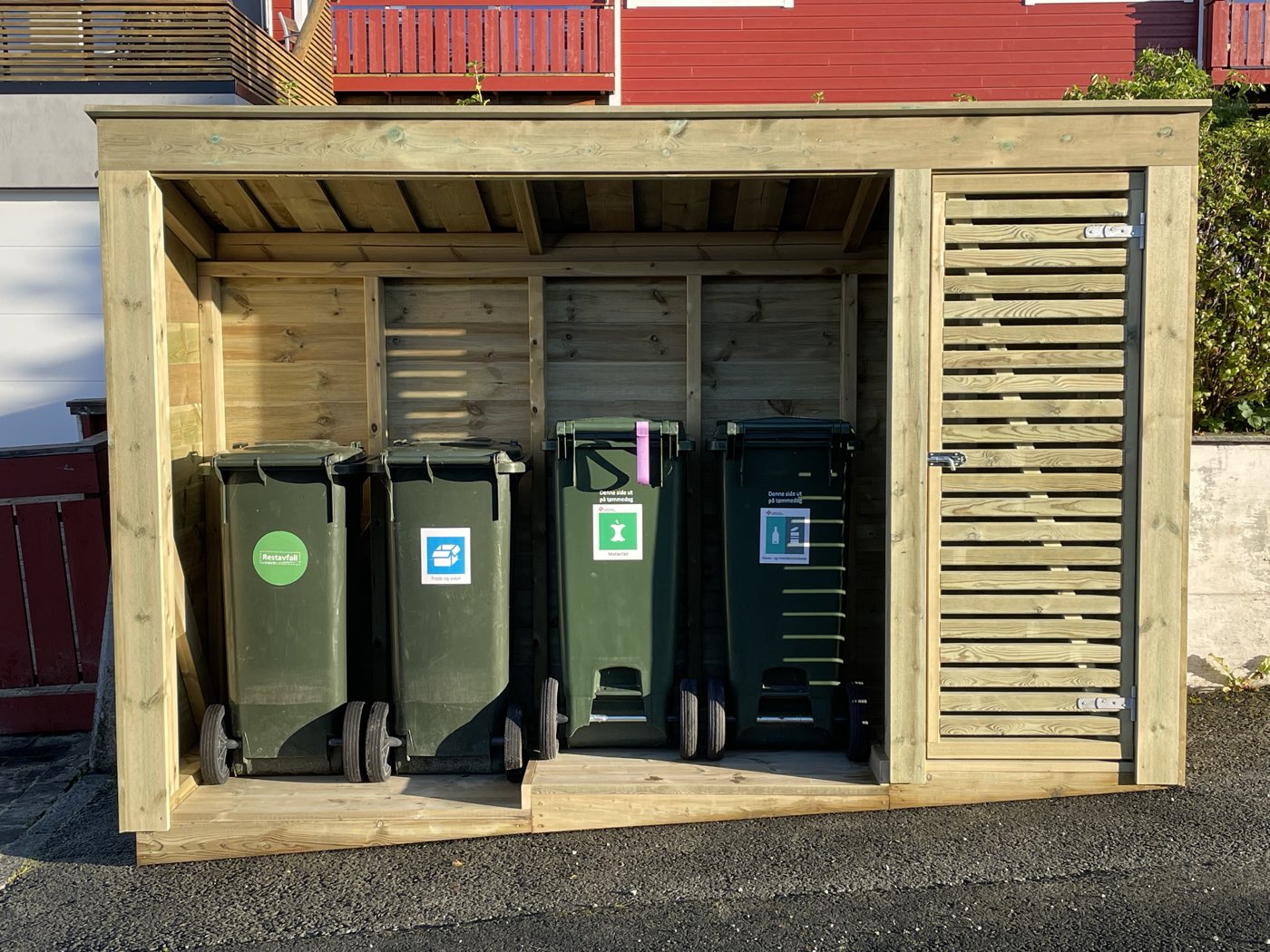 Spesialbygd Roverk Skjul med plass til fire søppeldunker og en mini-bod til plastsekken bak spiledør