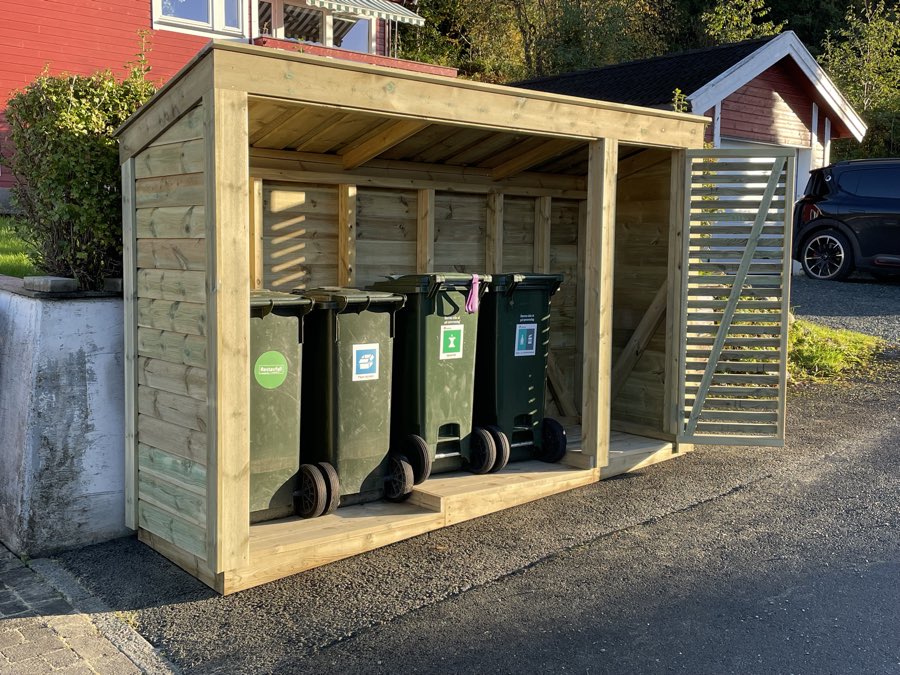 Spesialbygd Roverk Skjul med døra til mini-boden åpen og fire dunker inne